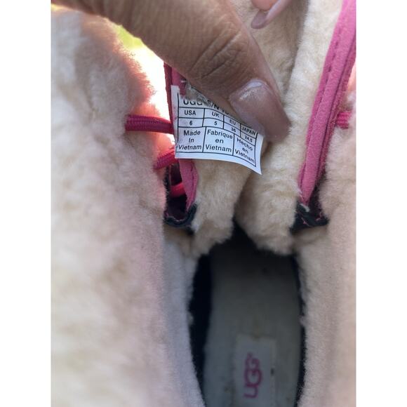 UGG Australia Butte II Patent Dove Pink 1014396K Lace Up Boots Size 6 - Picture 5 of 6